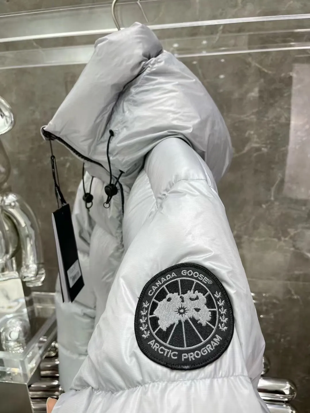 P860 Canada Goose/Canada Goose 2022 limited new Crofton puff down jacket top version (exclusive to the entire network)‼ ️ ‼ ️Top version, ceiling level‼ ️ Crofton soft bread, the latest style in 2022, with cold protection effect up to level 4, made of recycled Feather-Light tear-resistant fabric, ultra-light, and no weight on the upper body at all! The unique black label highlights your temperament‼ ️ Canada Goose, a Canadian brand, has always been recognized as the warmest down jacket. Various Instagram celebrities, Internet celebrities, and celebrities often wear it for street photos. I do Canada Goose every year, but I still can’t get rid of my love for the geese. No matter how cold the weather is, there is no need to be afraid, because there are geese! Filled with 90% white duck down, Canada Goose is the legendary warmest down jacket and is known as a must-have for Arctic outdoor sports! The most popular down jacket in the world, celebrities are rushing to buy it, it is a must-have!   Same style for men and women Size: S~XXL Ready in stock